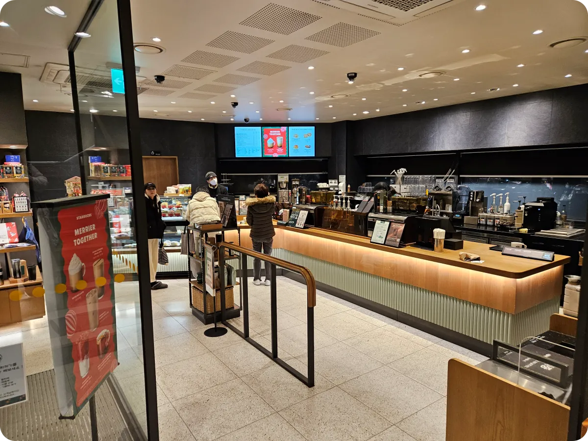 스타벅스-남양주삼패점-1층-주문-하는-곳-음식-진열대