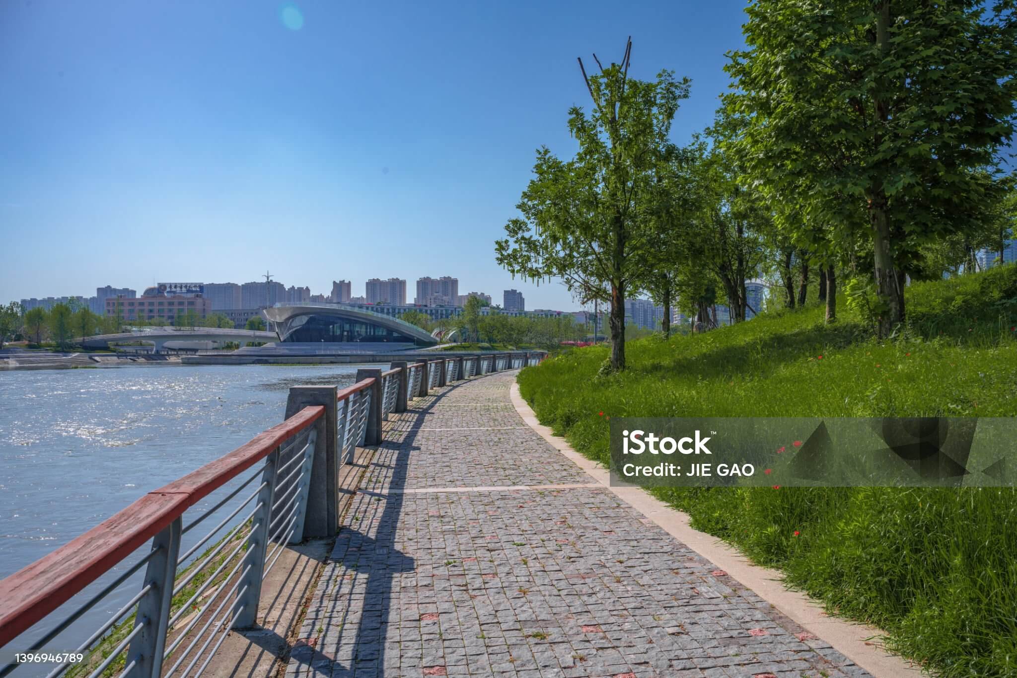 도시 속 조용한 산책 코스 성수동 강변 산책길 – 산업과 자연이 만나는 도시의 숨결