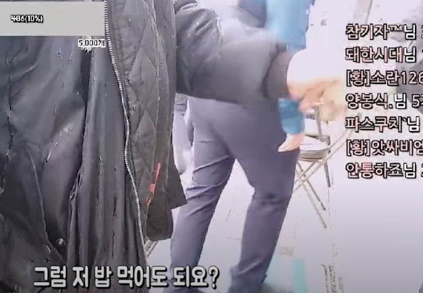 그러나 경찰관이 떠난 후&amp;#44; 업주의 태도가 다시 변하였습니다. 황대리씨가 