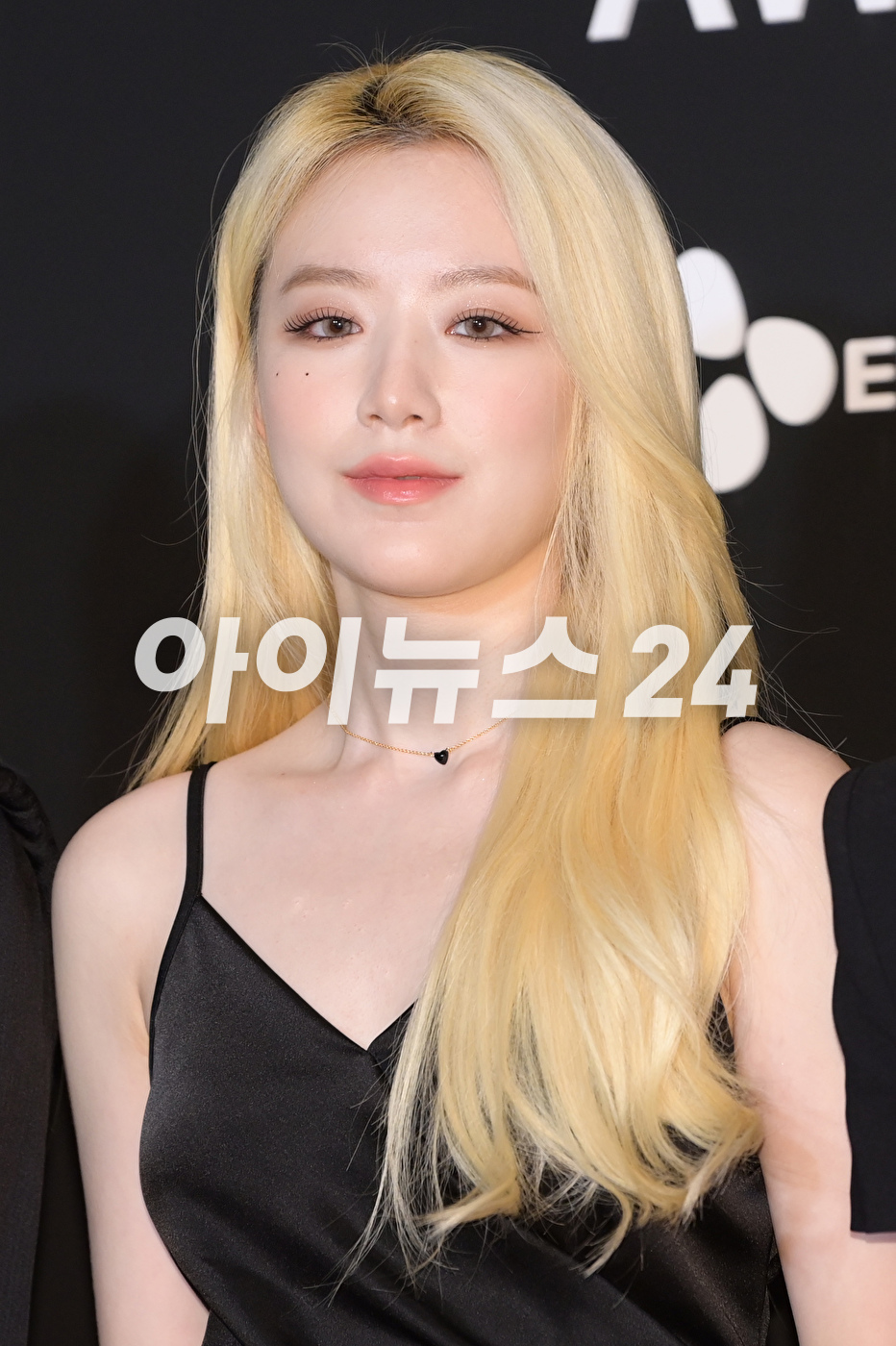 그룹 (여자)아이들 슈화가 8일 오후 서울 마포구 상암동 CJ E&M 센터에서 열린 &#39;2023 비저너리 어워즈&#39;(Visionary Awards)에 수상자로 참석해 포즈를 취하고 있다. [사진=정소희 기자]