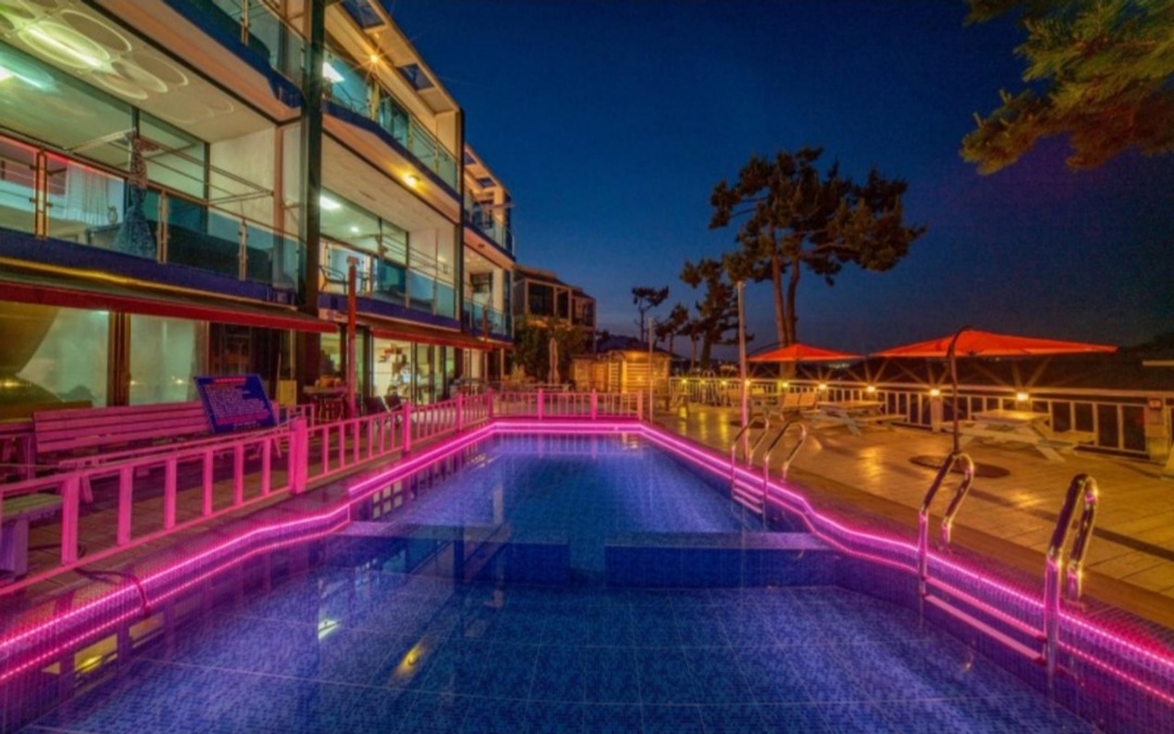 통영 하니스파 펜션 하니스파 수영장 야경