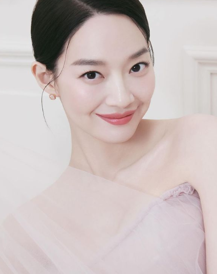 오프 숄더 디자인에 상 안 입은 신민아 평생 러블리