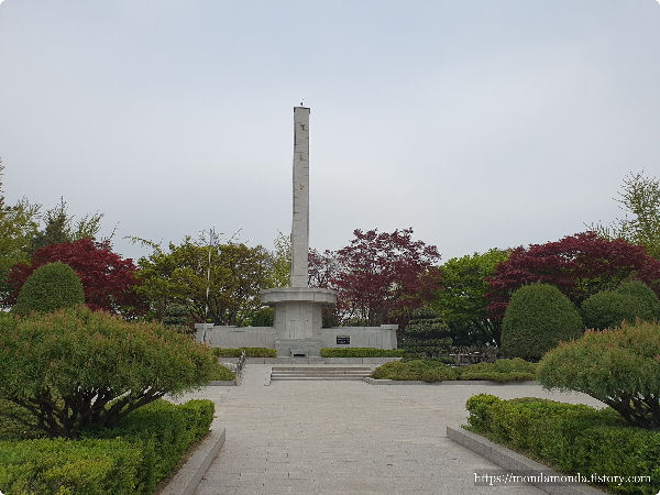 수봉산 정상 현충탑