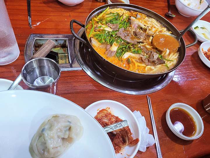 구로 신도림 가게 만두전골 36년 전통 수제 손만두 감자옹심이 칼국수 온콩국수 맛집 추천