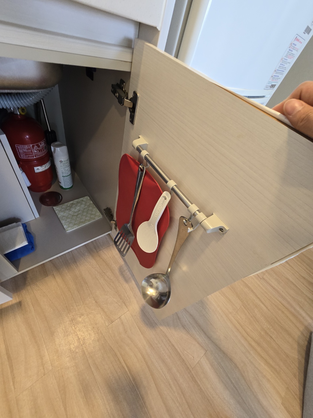 국자와 뒤집게 설거지도구와세제가 있어요