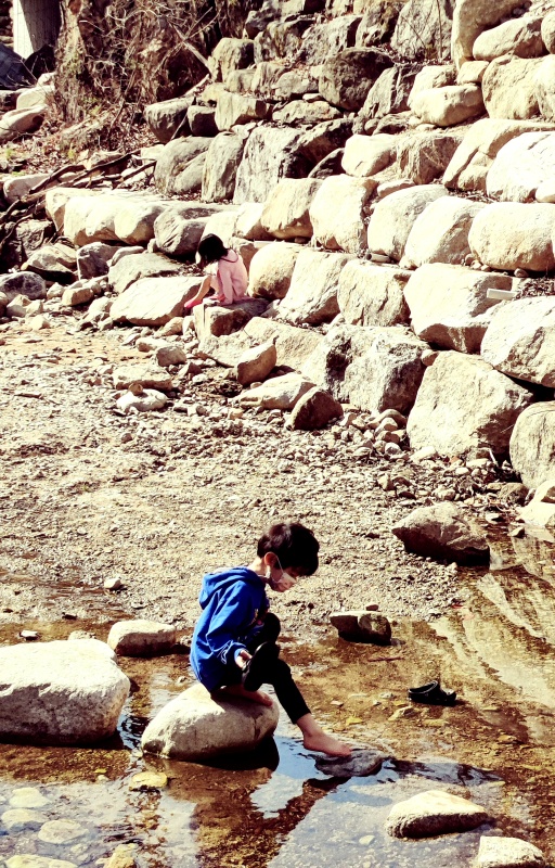 발담그며 놀고 있는 아이들