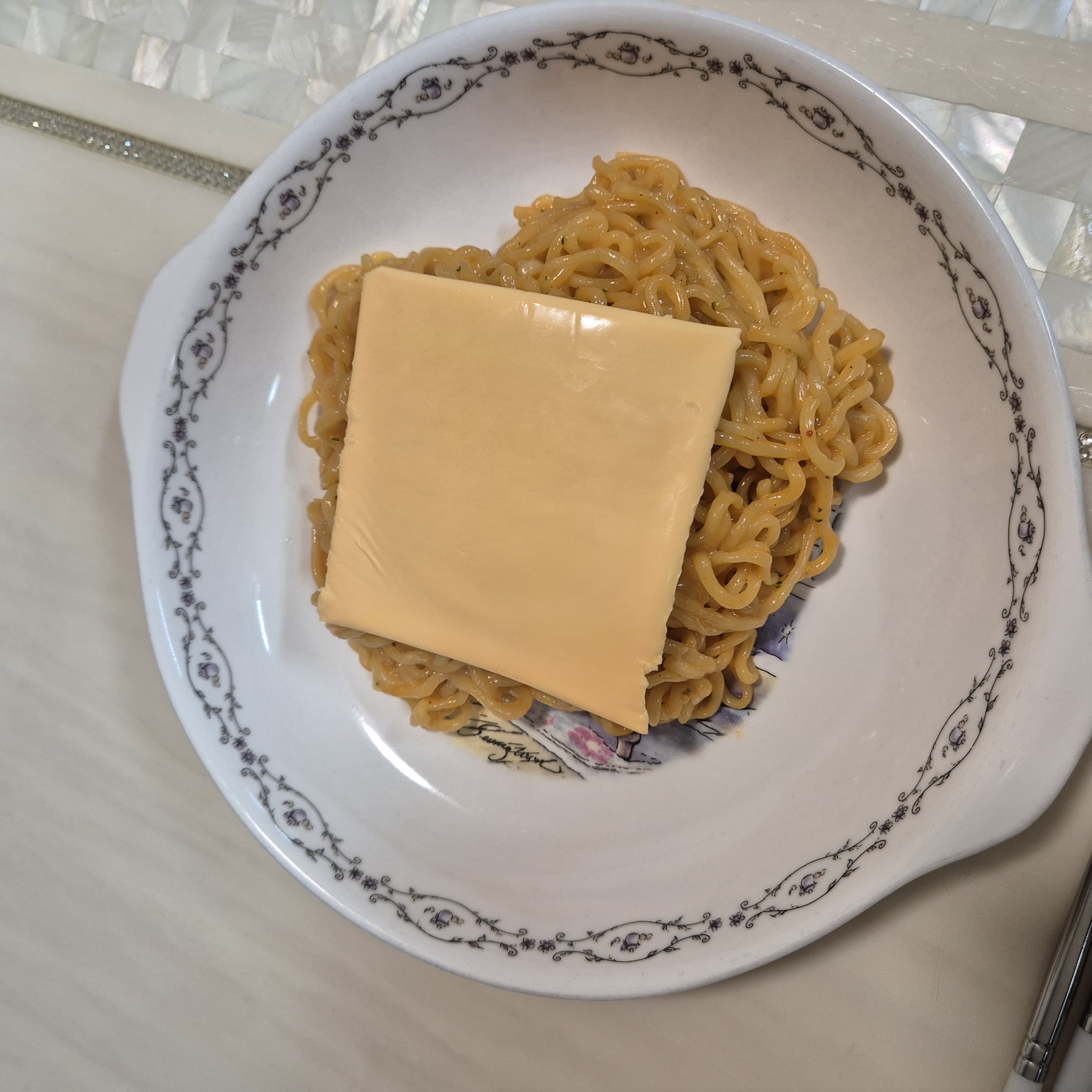완성된 툼바 라면 위에 바로 체다 치즈 한장을 올린다.