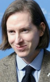 단발머리로 자른 후 넥타이메고 있는 웨스 앤더슨