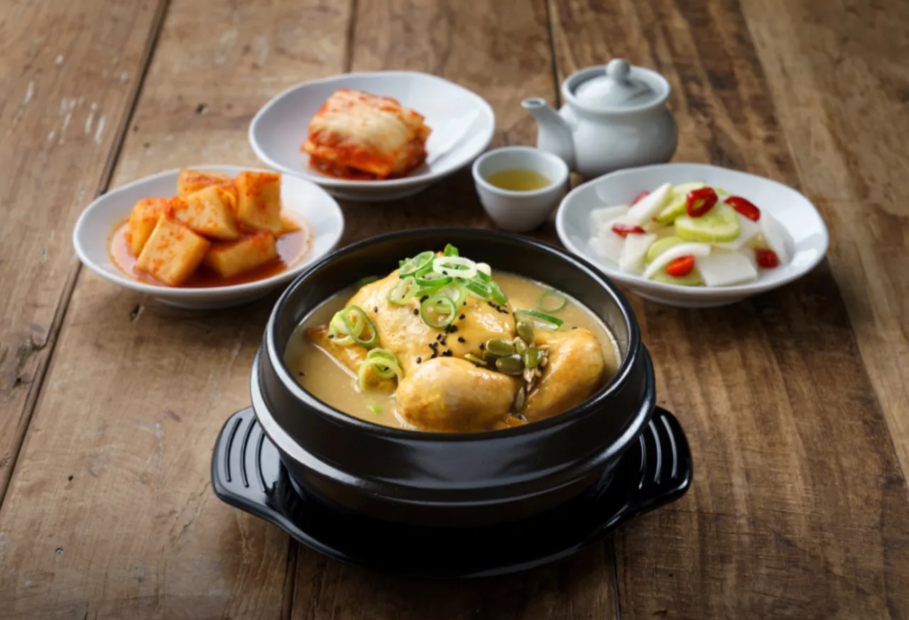 뚝배기에-삼계탕-뒤에는-깍두기와-백김치