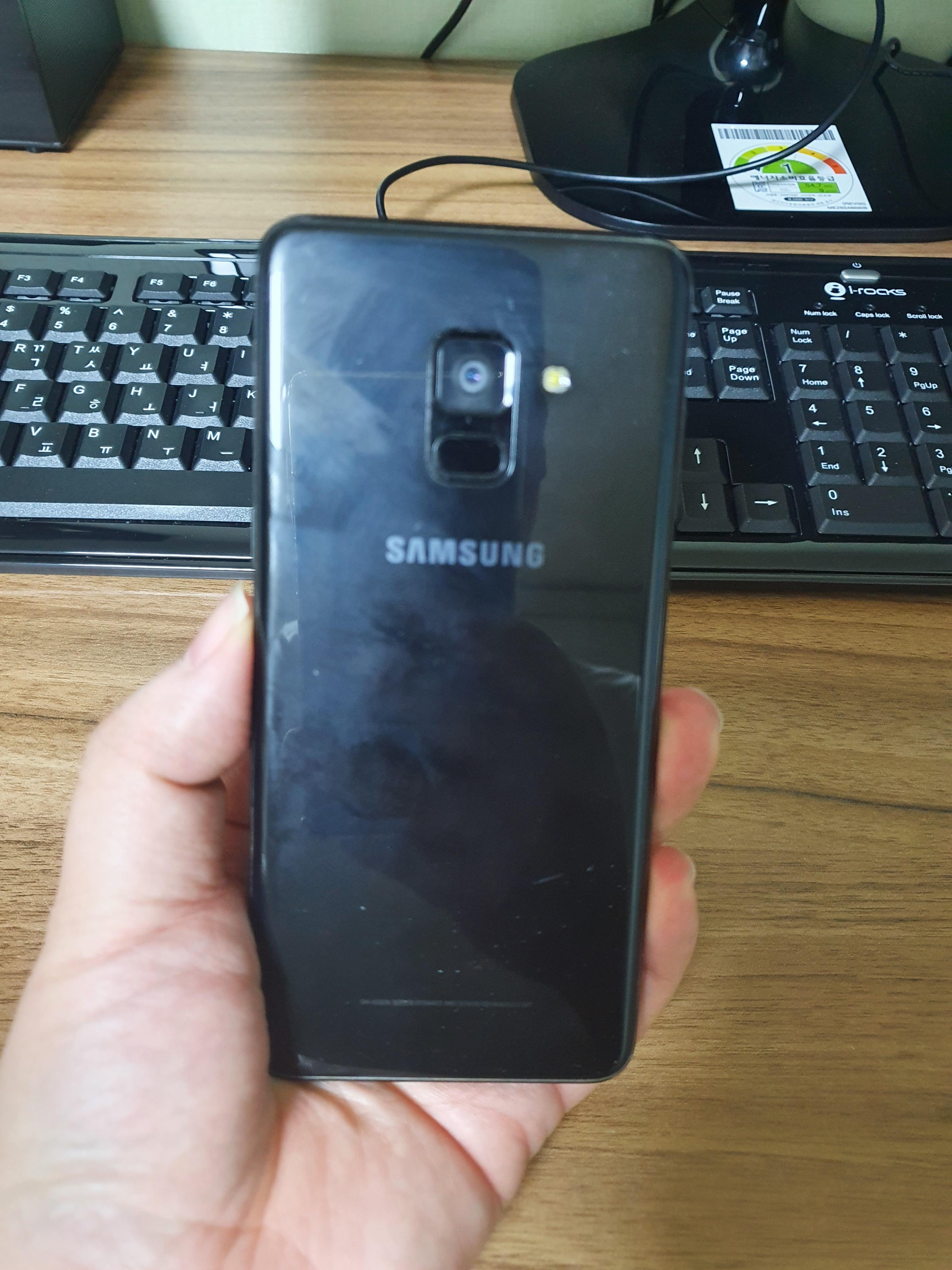 갤럭시A8 2018 모델 후면 실사진