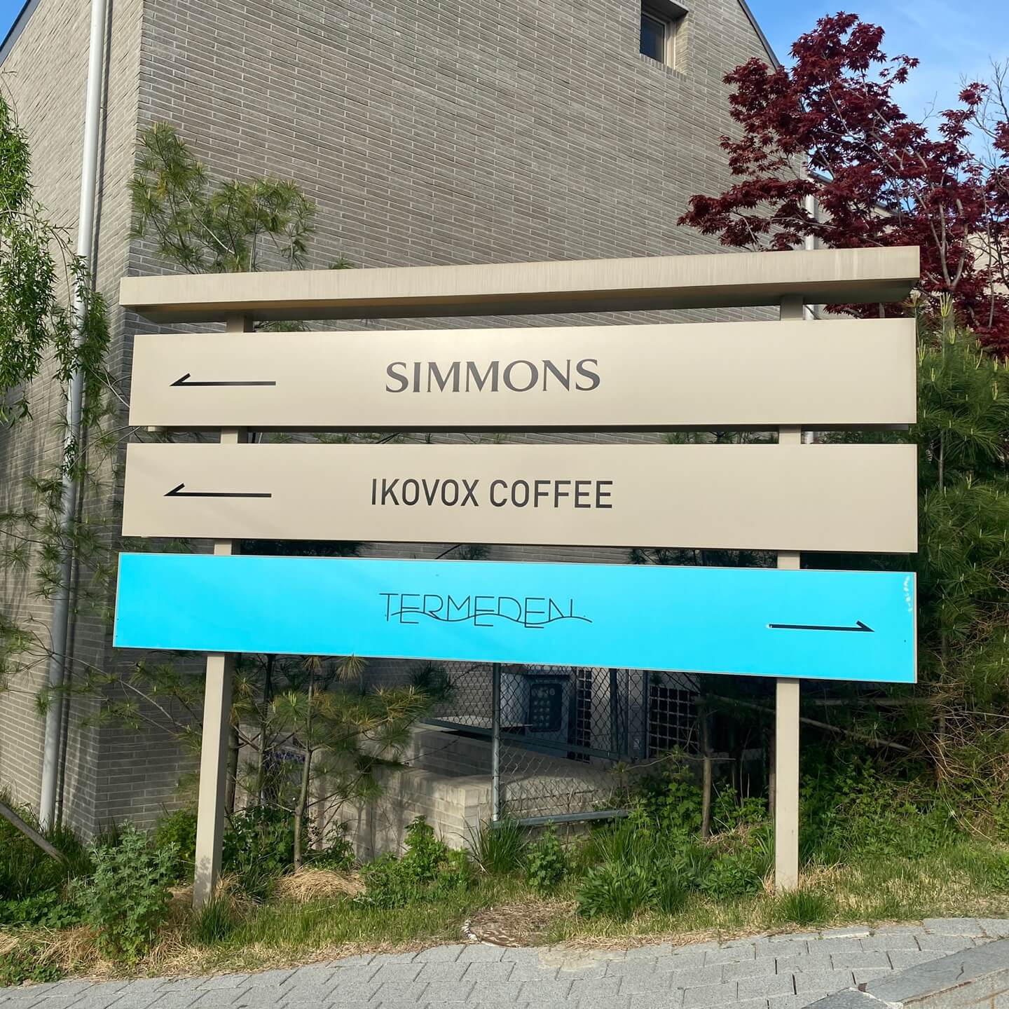 시몬스테라스-이코복스-표지판