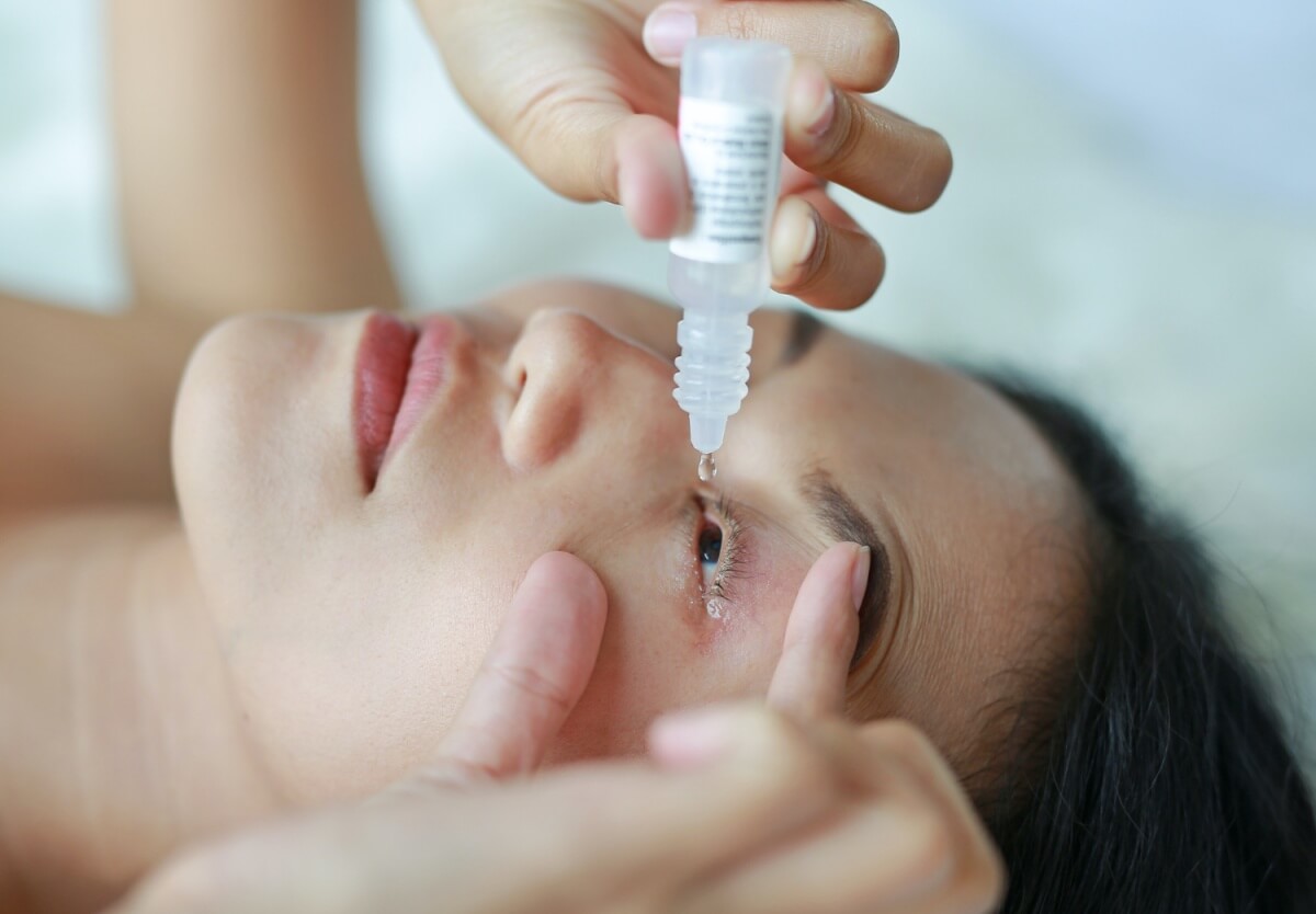 인공눈물을-눈에-넣는-여성