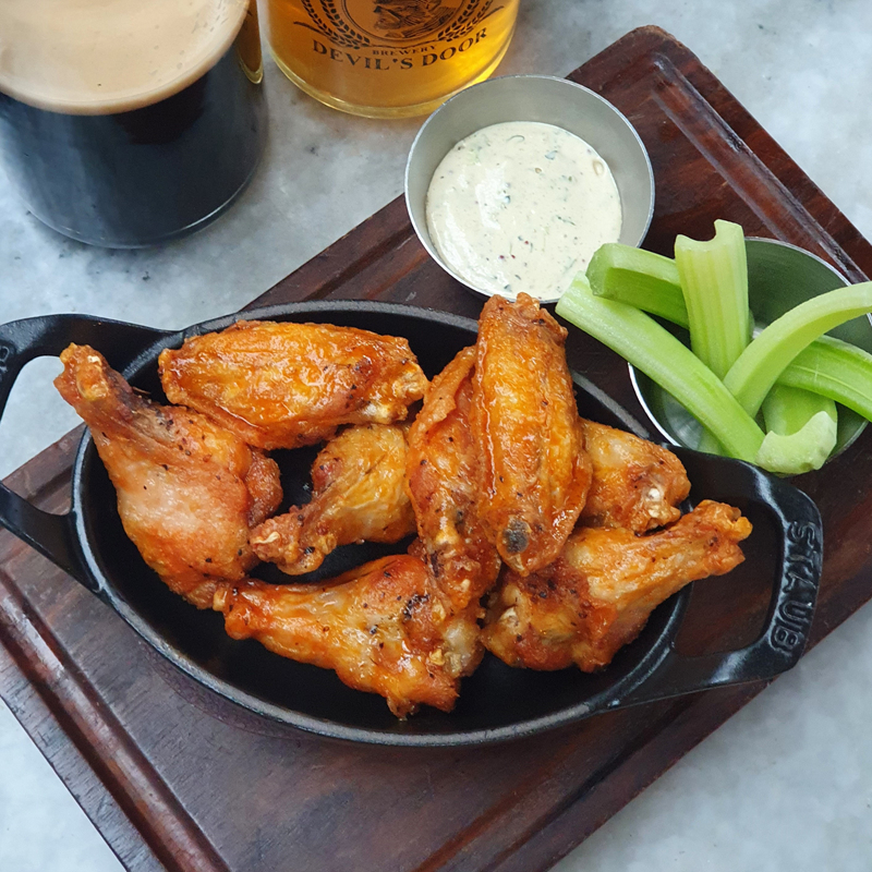 버팔로윙과-샐러리와-맥주