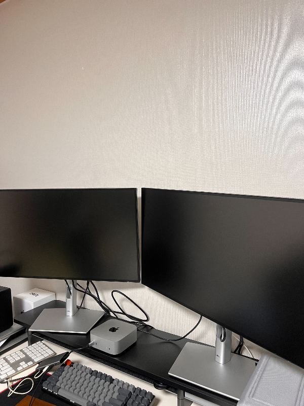 책상 위에 설치한 Dell U2724DE 27인치 모니터 2대와 Mac mini