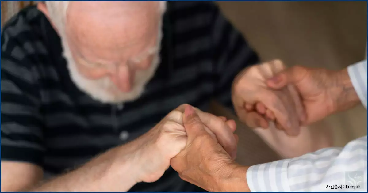 도움 받으며 일어서는 어르신