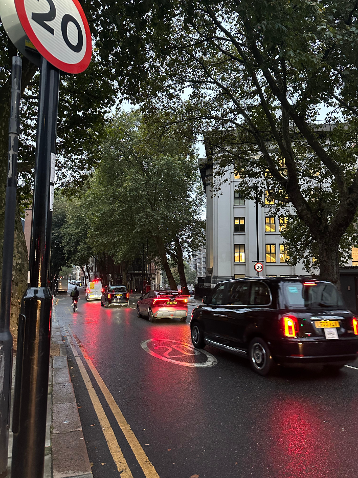 There are many cars on London&amp;#39;s street