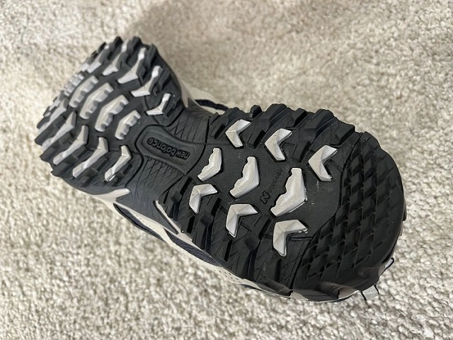 무지막지한 생김새를 자랑하는 아웃솔 정면