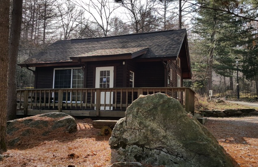 나무집-흰색대문-숲-바위