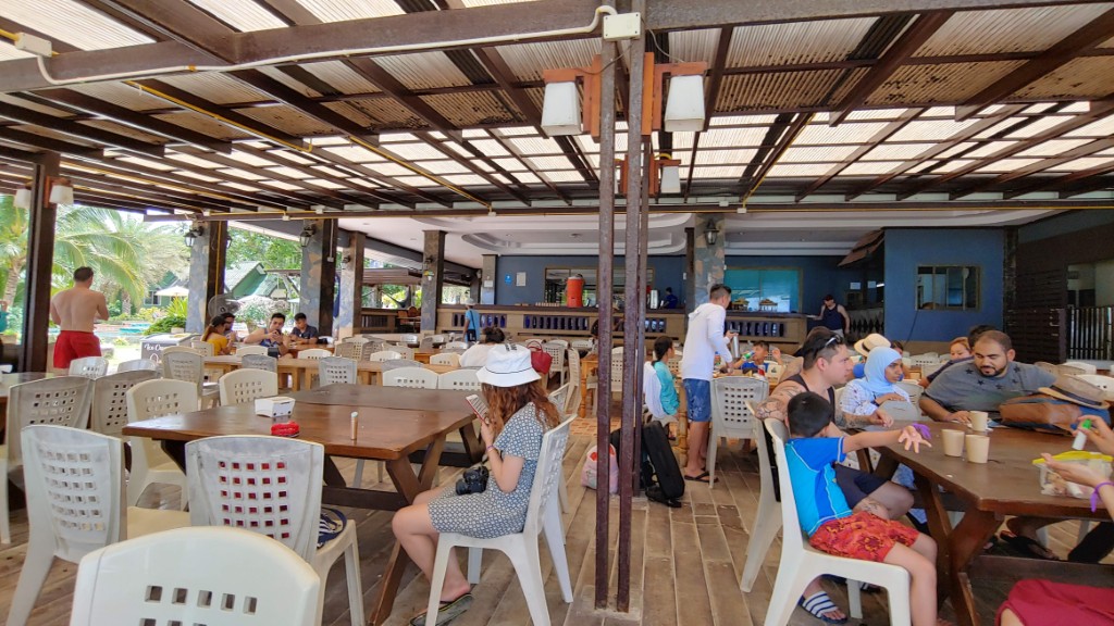 피피돈 섬 단체 식당 내부 전경, 여러 관광객이 함께 식사하는 오픈형 구조