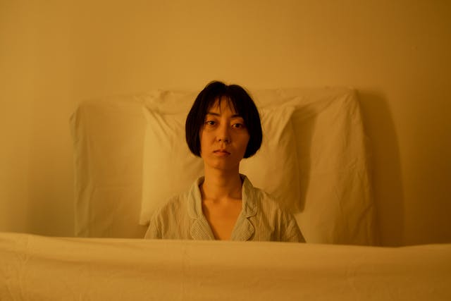 밤마다 뒤척이는 중년 여성을 위한 솔루션, 갱년기 불면증 완화 생활 루틴