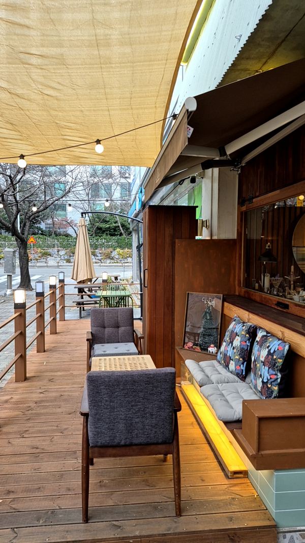 매장 입구 죄측 외부 좌석