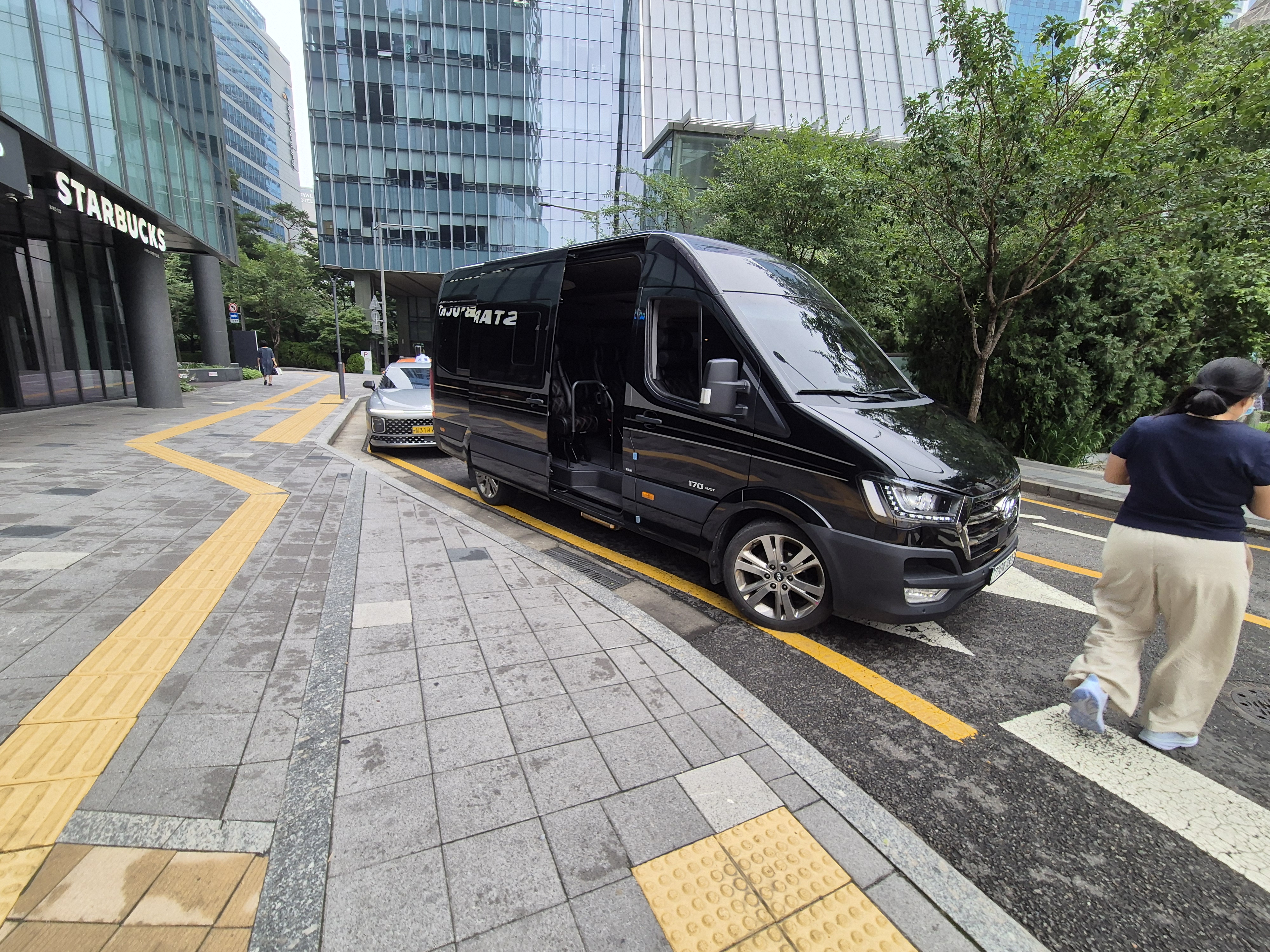 International travelers using private transport in Seoul