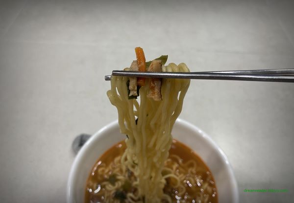 풀무원 짜글면 고깃집 된장찌개 라면 2023년 4월 조리 후 면