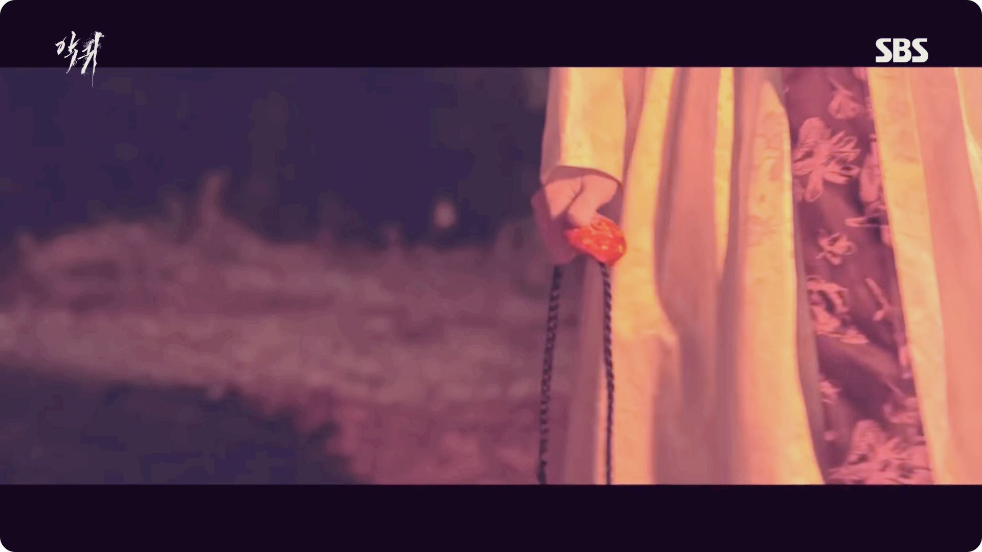 드라마 악귀 무녀의 손에 들린 배씨댕기