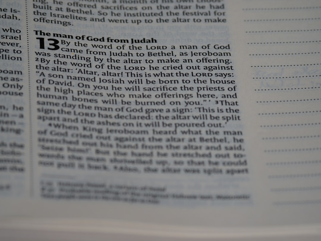 '신의한수'의 핵심 단어인 '신'을 영어로 번역하면 'God'입니다.