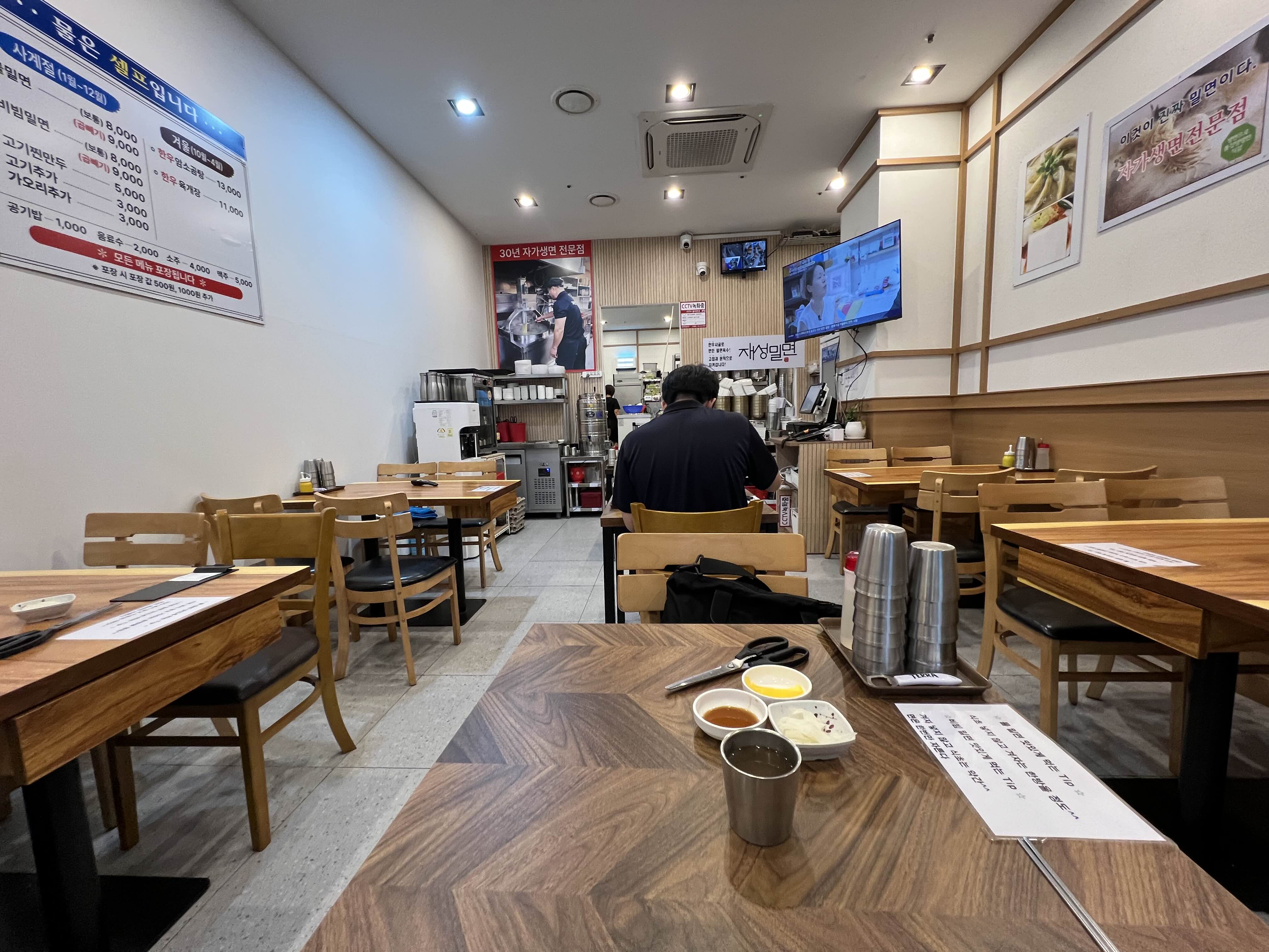 재성밀면 가게 내부 모습
2인용 좌석과 4인용 좌석이 고루고루 있다.