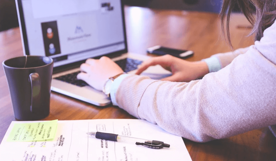 노트북 하는 여성