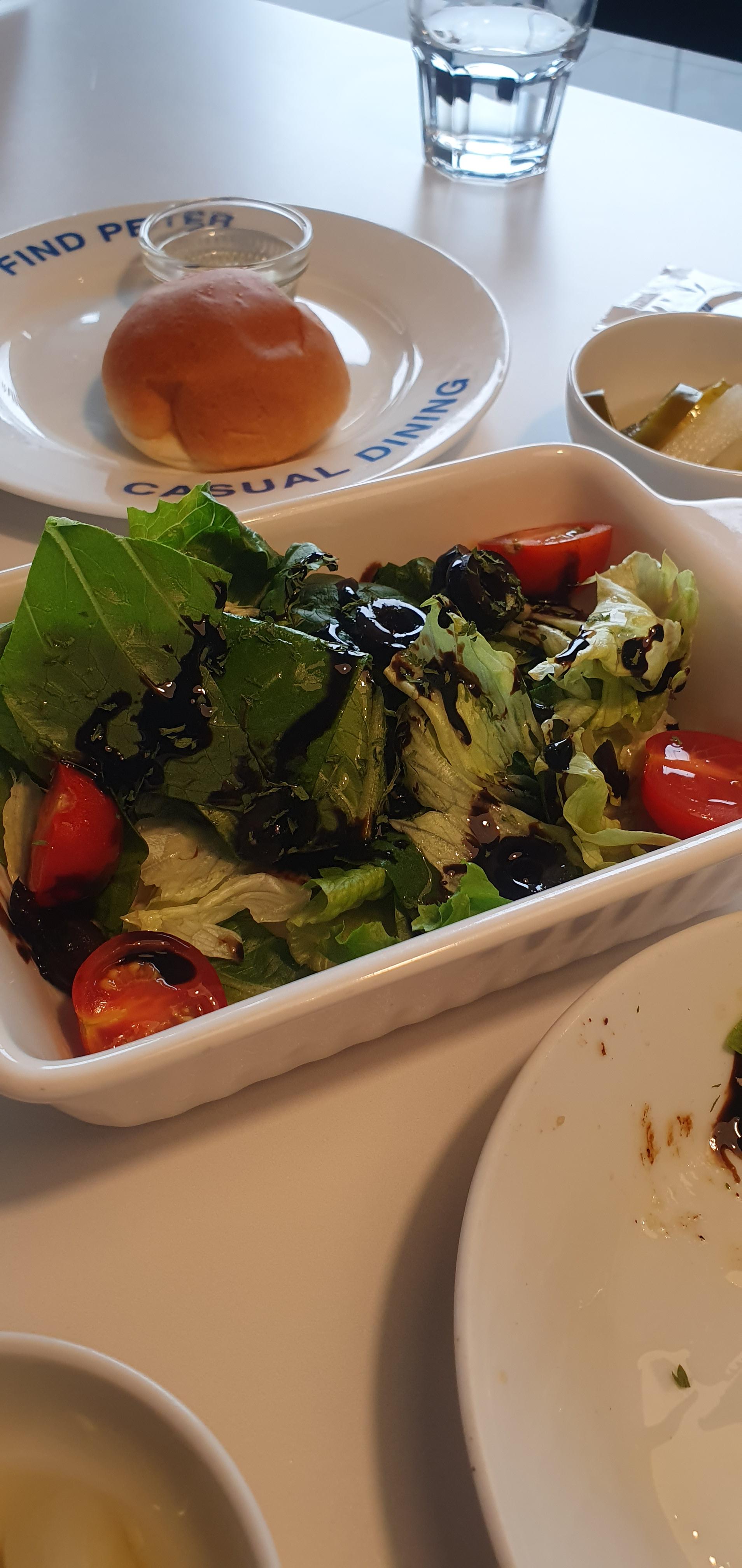 샐러드와-식전빵-사진