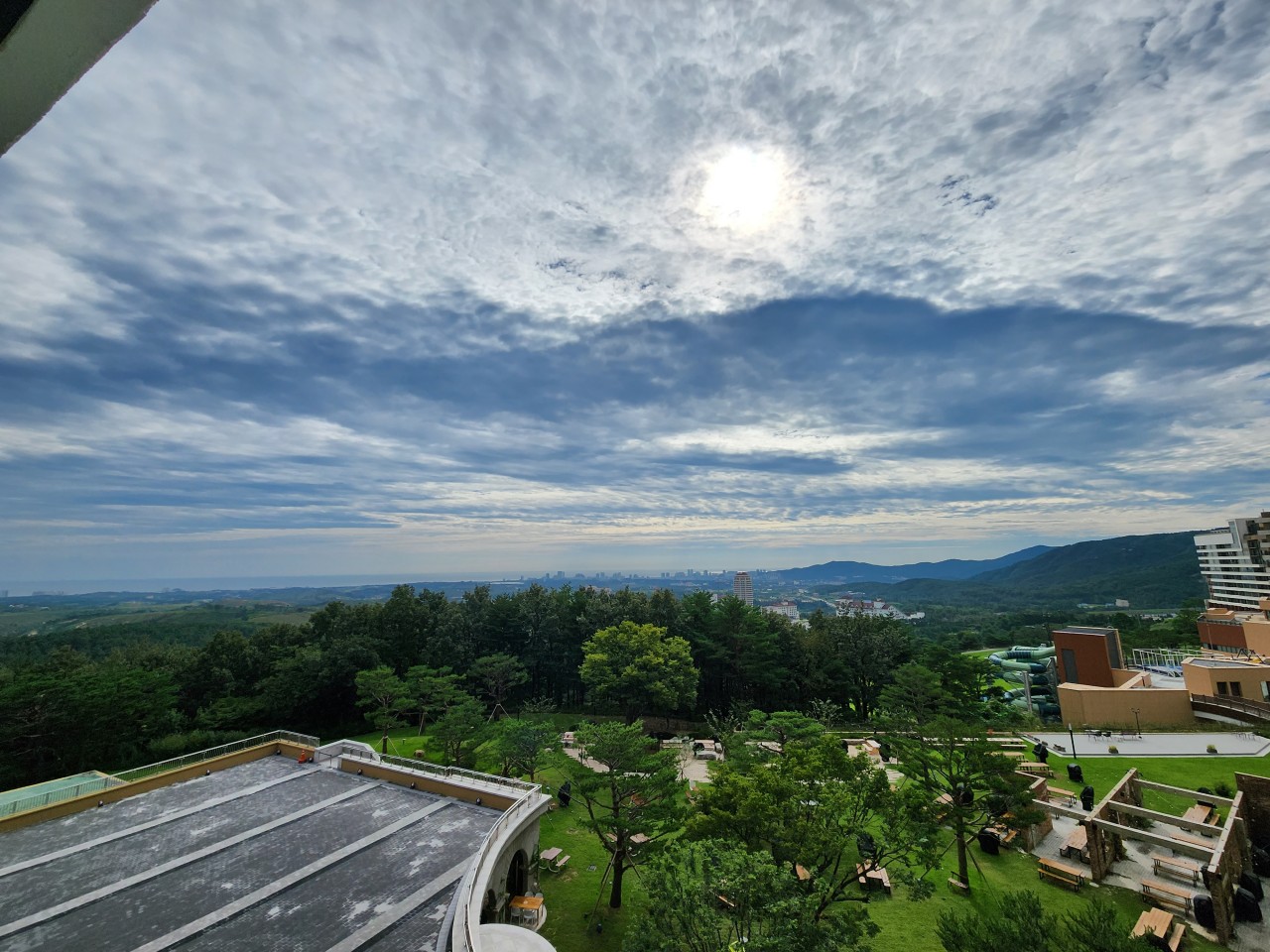 델피노 소노문 스위트 객실 테라스에서 바라보는 속초 전경