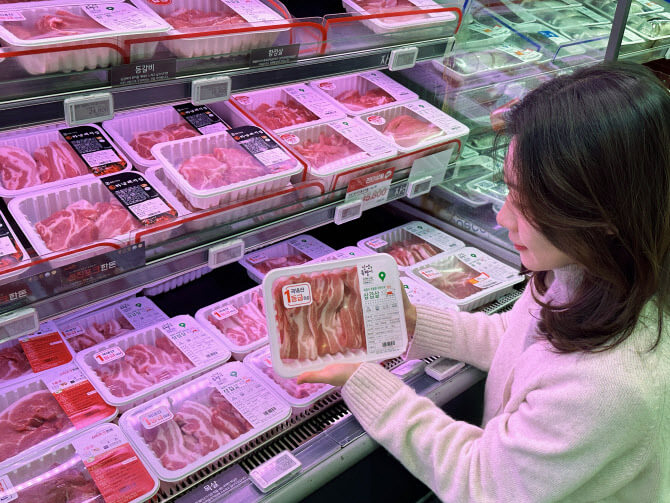 GS더프레시에서 고객이 한돈 삼겹살. (사진=GS더프레시)