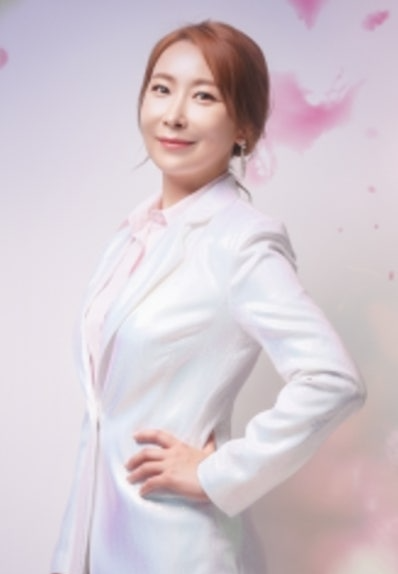 40대 유튜버 겸 트로트 여가수 김수진 