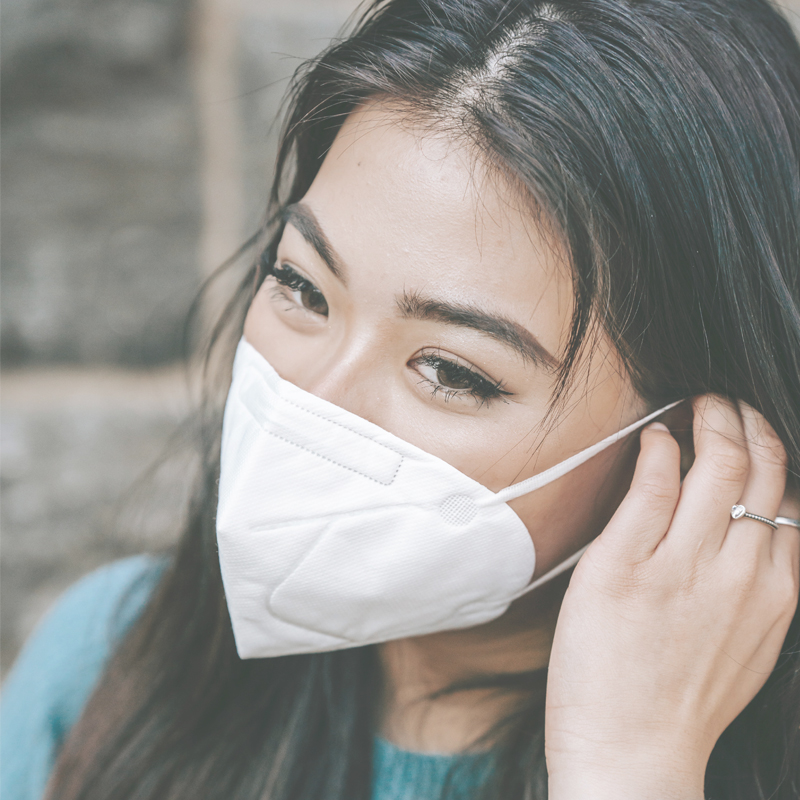 마스크를 쓴 여자