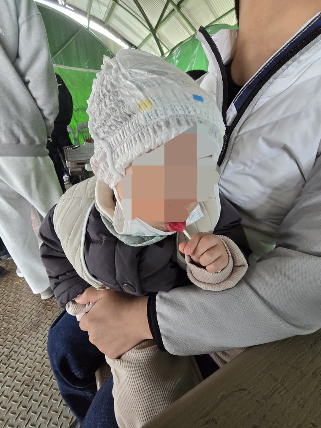 기저기 뒤집어쓴 아기