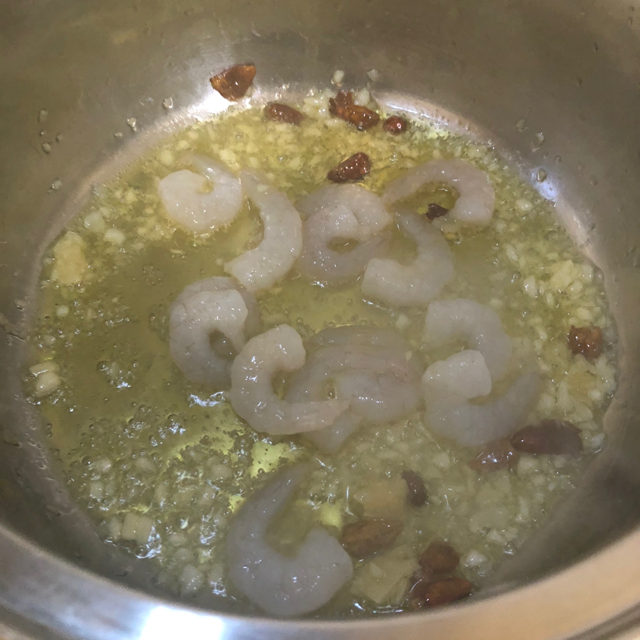 냄비에-새우를-추가