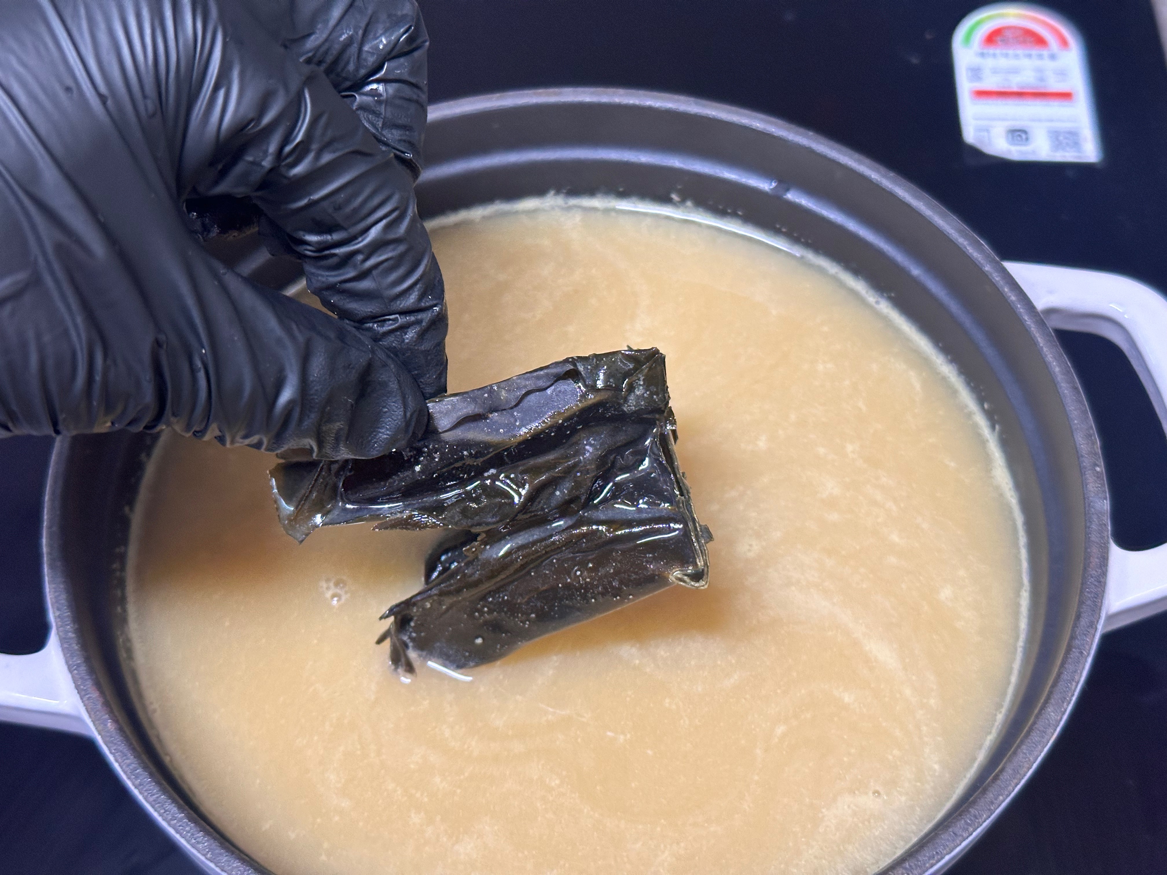 솥과 쌀에 물을 넣는 과정