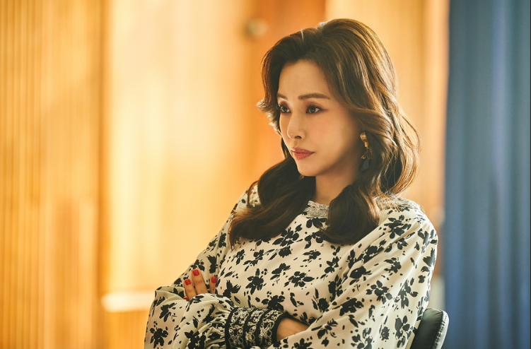 이하늬 배우님이 팔짱을 끼고 있는 모습