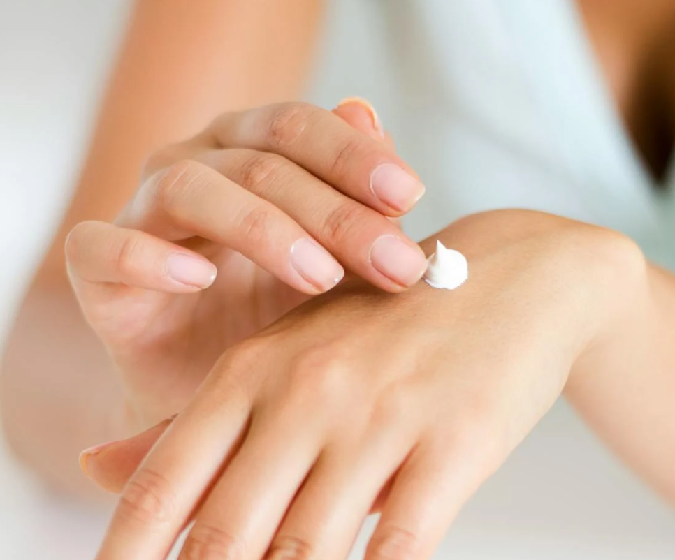 남성을 위한 피부탄력 관리하는 방법을 보여주는 사진