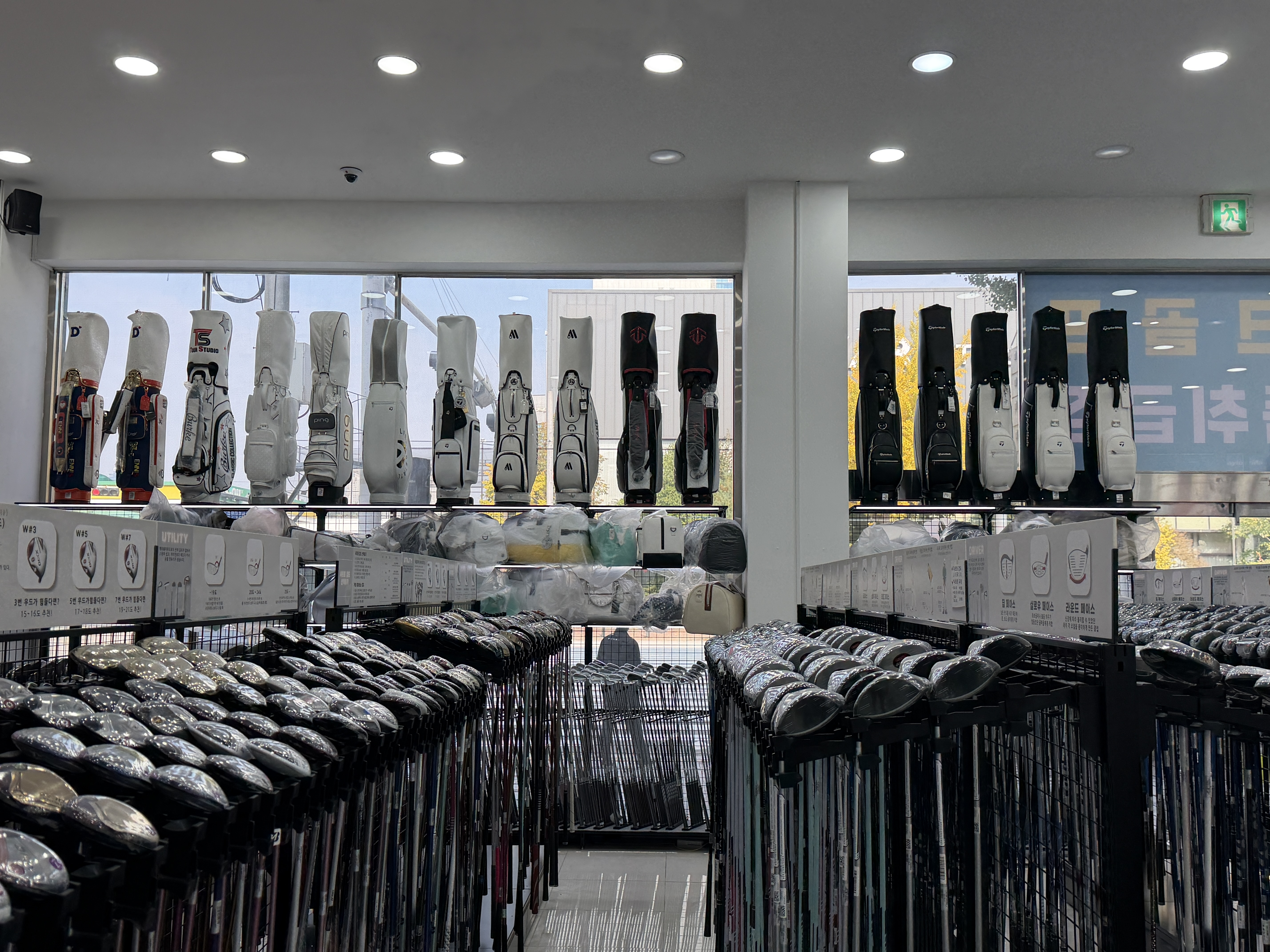 수원 영통 골프샵 내부 사진 5. 1층 신상품 골프채 진열