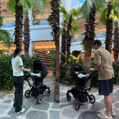 엄마아빠 유모차로 산책하는 모습