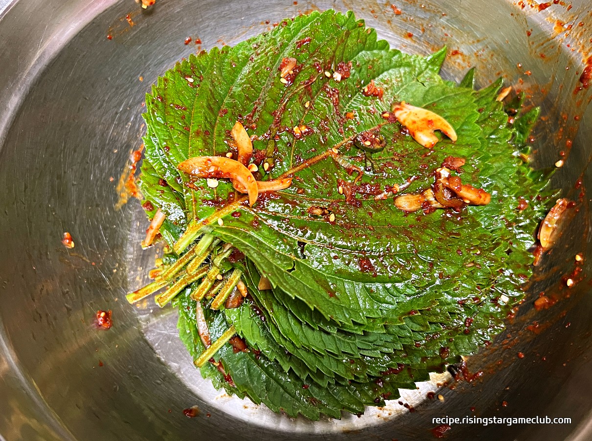 깻잎에 깻잎 김치 양념을 전부 바른 사진