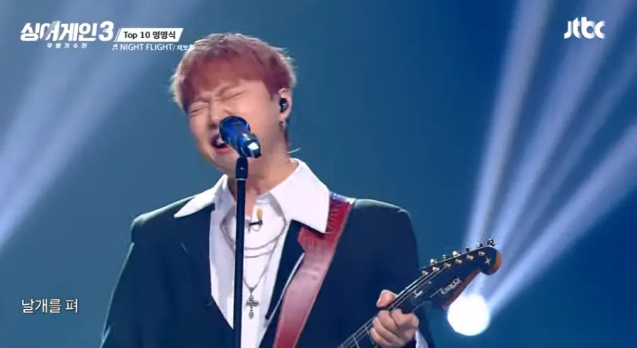 싱어게인3-
검정 자켓 흰색 셔츠 검정색 스탠딩마이크에 힘주어 노래하는 40호