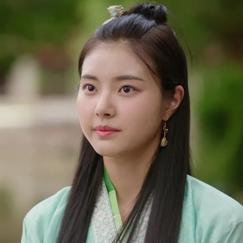 연두색 한복에 긴 생머리를 하고 환상연가에 연월을 맡은 홍예지