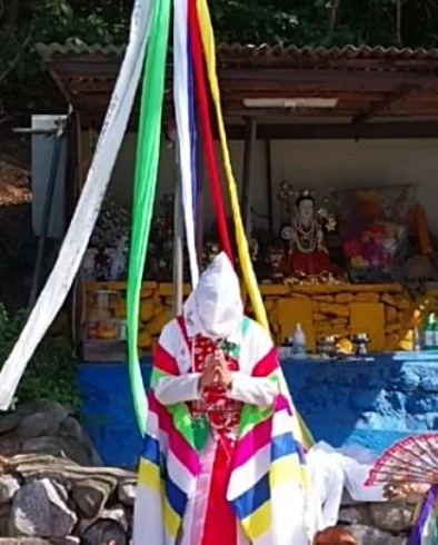 천신당 선생님 굿하는 장면