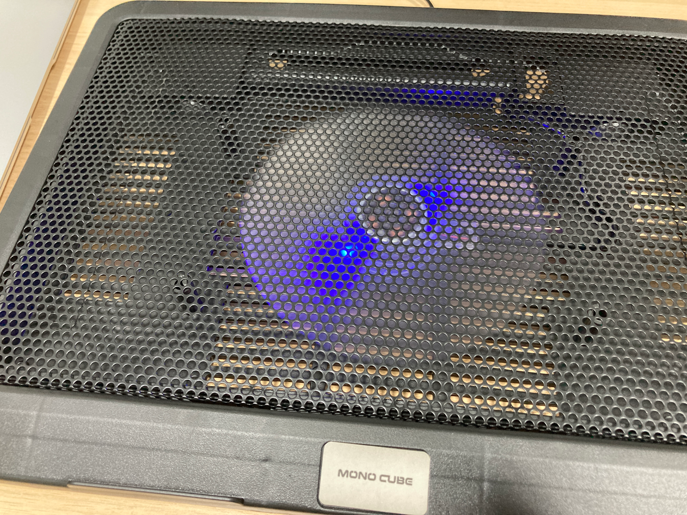 성능도 나쁘고 감성만 게이머 감성인 쿨링팬