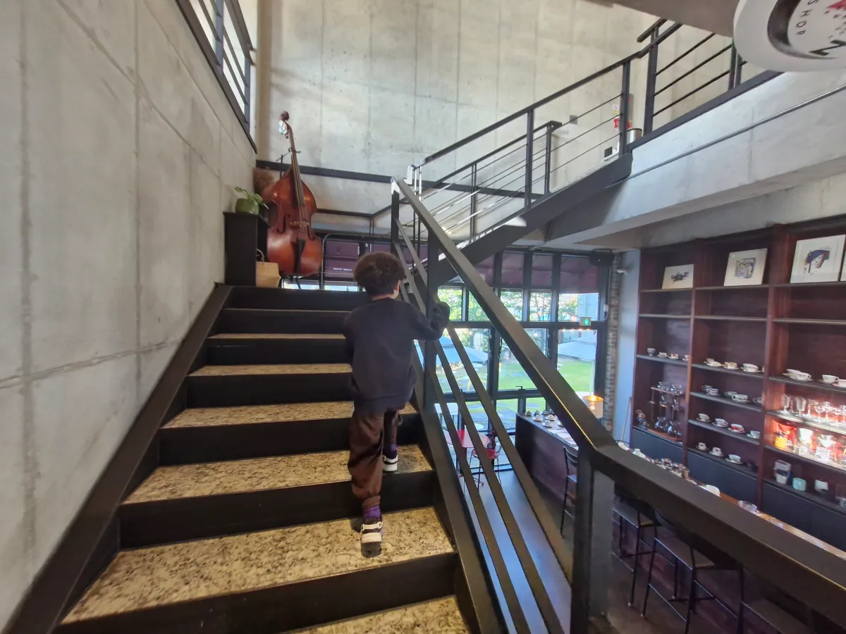 2층으로-올라가고-있는-남자아이