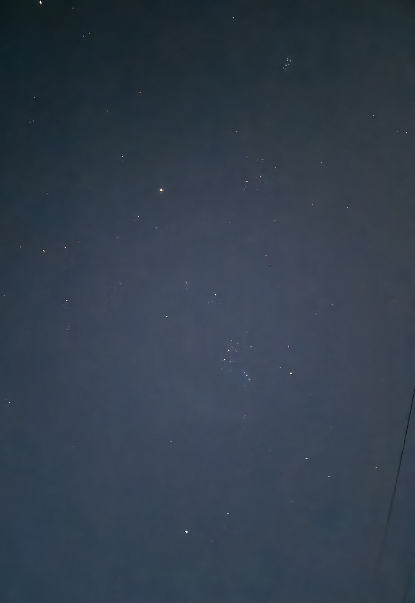 별이 가득한 하늘을 보여주는 이미지